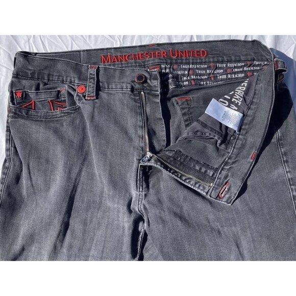 TRUE RELIGION Men’s Jean Sz 42 Manchester United Ricky Relaxed Red Embroidered - Picture 16 of 16